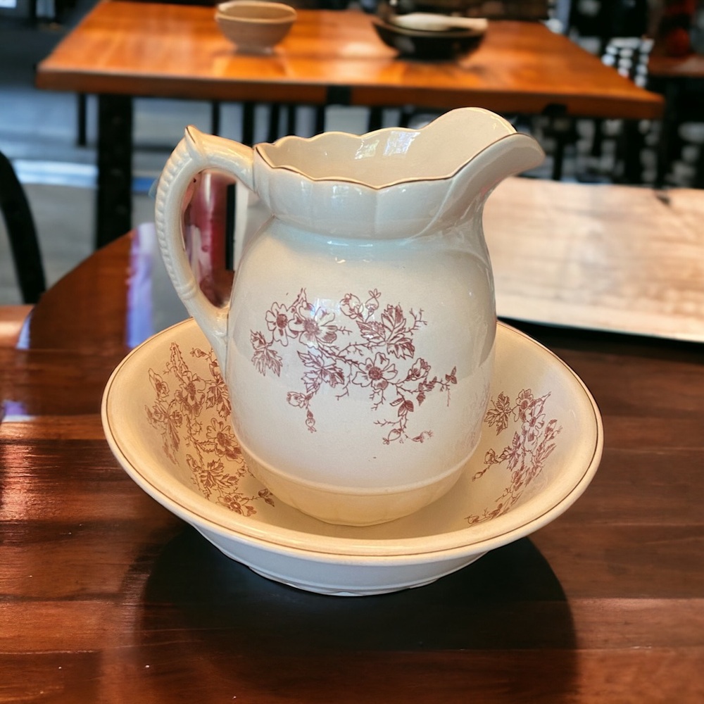 Beautiful antique pitcher and wash basin set. - Picture 3 of 13
